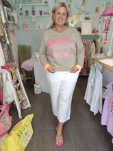 Lade das Bild in den Galerie-Viewer, MISS GOODLIFE V-NECK "CRÈME DE LA CRÈME" SAND NEON-PINK