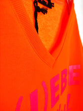 Lade das Bild in den Galerie-Viewer, MISS GOODLIFE V-NECK "L(I)EBE IST ALLES" ORANGE NEON-PINK