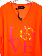 Lade das Bild in den Galerie-Viewer, MISS GOODLIFE V-NECK LOVE PEACE ORANGE
