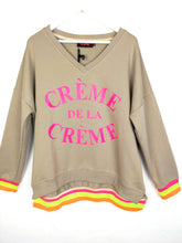 Lade das Bild in den Galerie-Viewer, MISS GOODLIFE V-NECK "CRÈME DE LA CRÈME" SAND NEON-PINK