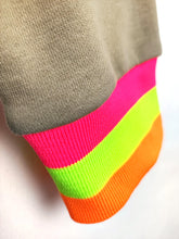 Lade das Bild in den Galerie-Viewer, MISS GOODLIFE V-NECK "CRÈME DE LA CRÈME" SAND NEON-PINK