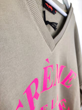 Lade das Bild in den Galerie-Viewer, MISS GOODLIFE V-NECK "CRÈME DE LA CRÈME" SAND NEON-PINK