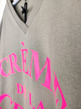 Lade das Bild in den Galerie-Viewer, MISS GOODLIFE V-NECK "CRÈME DE LA CRÈME" SAND NEON-PINK