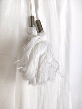 Lade das Bild in den Galerie-Viewer, SCHLAG HOSE WEISS LOCHMUSTER