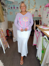 Lade das Bild in den Galerie-Viewer, MISS GOODLIFE V-NECK LOVE PEACE FLIEDER NEON PINK