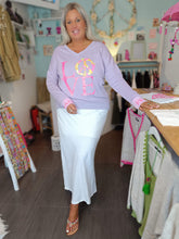 Lade das Bild in den Galerie-Viewer, MISS GOODLIFE V-NECK LOVE PEACE FLIEDER NEON PINK