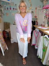 Lade das Bild in den Galerie-Viewer, MISS GOODLIFE V-NECK LOVE PEACE FLIEDER NEON PINK