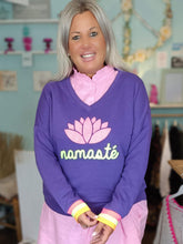 Lade das Bild in den Galerie-Viewer, MISS GOODLIFE V-NECK NAMASTÉ FROTTEE LILAC NEON-PINK