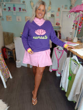 Lade das Bild in den Galerie-Viewer, MISS GOODLIFE V-NECK NAMASTÉ FROTTEE LILAC NEON-PINK