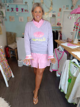 Lade das Bild in den Galerie-Viewer, MISS GOODLIFE V-NECK NAMASTÉ FLIEDER NEON-PINK NEON-GELB