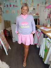 Lade das Bild in den Galerie-Viewer, MISS GOODLIFE V-NECK NAMASTÉ FLIEDER NEON-PINK NEON-GELB