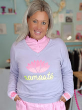 Lade das Bild in den Galerie-Viewer, MISS GOODLIFE V-NECK NAMASTÉ FLIEDER NEON-PINK NEON-GELB