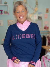 Lade das Bild in den Galerie-Viewer, MISS GOODLIFE V-NECK L(I)EBE STRASS BLUE/PINK STONE