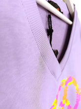 Lade das Bild in den Galerie-Viewer, MISS GOODLIFE V-NECK LOVE PEACE FLIEDER NEON GELB