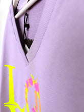 Lade das Bild in den Galerie-Viewer, MISS GOODLIFE V-NECK LOVE PEACE FLIEDER NEON GELB