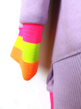 Lade das Bild in den Galerie-Viewer, MISS GOODLIFE V-NECK LOVE PEACE FLIEDER NEON GELB