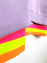Lade das Bild in den Galerie-Viewer, MISS GOODLIFE V-NECK LOVE PEACE FLIEDER NEON GELB