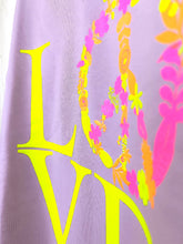 Lade das Bild in den Galerie-Viewer, MISS GOODLIFE V-NECK LOVE PEACE FLIEDER NEON GELB