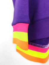 Lade das Bild in den Galerie-Viewer, MISS GOODLIFE V-NECK NAMASTÉ FROTTEE LILAC NEON-PINK