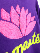 Lade das Bild in den Galerie-Viewer, MISS GOODLIFE V-NECK NAMASTÉ FROTTEE LILAC NEON-PINK