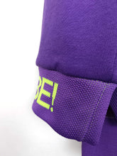 Lade das Bild in den Galerie-Viewer, MISS GOODLIFE V-NECK L(I)EBE STRASS LILAC/NEONYELLOW