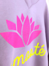 Lade das Bild in den Galerie-Viewer, MISS GOODLIFE V-NECK NAMASTÉ FLIEDER NEON-PINK NEON-GELB