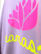 Lade das Bild in den Galerie-Viewer, MISS GOODLIFE V-NECK NAMASTÉ FLIEDER NEON-PINK NEON-GELB