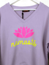 Lade das Bild in den Galerie-Viewer, MISS GOODLIFE V-NECK NAMASTÉ FLIEDER NEON-PINK NEON-GELB