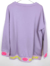 Lade das Bild in den Galerie-Viewer, MISS GOODLIFE V-NECK NAMASTÉ FLIEDER NEON-PINK NEON-GELB