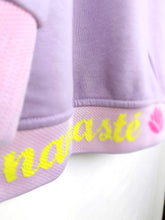 Lade das Bild in den Galerie-Viewer, MISS GOODLIFE V-NECK NAMASTÉ FLIEDER NEON-PINK NEON-GELB