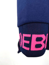 Lade das Bild in den Galerie-Viewer, MISS GOODLIFE V-NECK L(I)EBE STRASS BLUE/PINK STONE