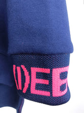 Lade das Bild in den Galerie-Viewer, MISS GOODLIFE V-NECK L(I)EBE STRASS BLUE/PINK STONE