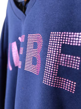 Lade das Bild in den Galerie-Viewer, MISS GOODLIFE V-NECK L(I)EBE STRASS BLUE/PINK STONE