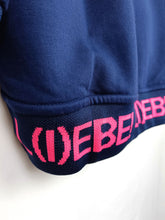 Lade das Bild in den Galerie-Viewer, MISS GOODLIFE V-NECK L(I)EBE STRASS BLUE/PINK STONE