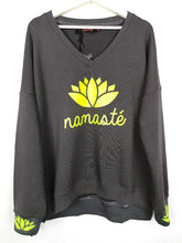 Lade das Bild in den Galerie-Viewer, MISS GOODLIFE V-NECK NAMASTÉ - ANTHRACITE/NEONYELLOW