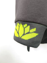 Lade das Bild in den Galerie-Viewer, MISS GOODLIFE V-NECK NAMASTÉ - ANTHRACITE/NEONYELLOW