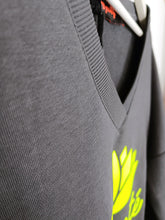 Lade das Bild in den Galerie-Viewer, MISS GOODLIFE V-NECK NAMASTÉ - ANTHRACITE/NEONYELLOW