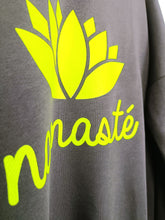 Lade das Bild in den Galerie-Viewer, MISS GOODLIFE V-NECK NAMASTÉ - ANTHRACITE/NEONYELLOW