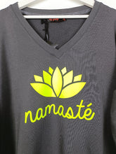 Lade das Bild in den Galerie-Viewer, MISS GOODLIFE V-NECK NAMASTÉ - ANTHRACITE/NEONYELLOW