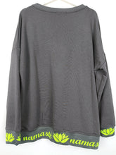 Lade das Bild in den Galerie-Viewer, MISS GOODLIFE V-NECK NAMASTÉ - ANTHRACITE/NEONYELLOW