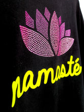 Lade das Bild in den Galerie-Viewer, MISS GOODLIFE ROUNDNECK NAMASTÉ MIT STRASS - SCHWARZ/ROSA/NEON-GELB