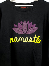 Lade das Bild in den Galerie-Viewer, MISS GOODLIFE ROUNDNECK NAMASTÉ MIT STRASS - SCHWARZ/ROSA/NEON-GELB
