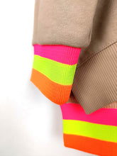 Lade das Bild in den Galerie-Viewer, MISS GOODLIFE V-NECK HAPPY DAY HAPPY WEEKEND SAND/NEONPINK