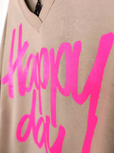 Lade das Bild in den Galerie-Viewer, MISS GOODLIFE V-NECK HAPPY DAY HAPPY WEEKEND SAND/NEONPINK