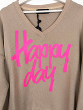 Lade das Bild in den Galerie-Viewer, MISS GOODLIFE V-NECK HAPPY DAY HAPPY WEEKEND SAND/NEONPINK