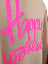 Lade das Bild in den Galerie-Viewer, MISS GOODLIFE V-NECK HAPPY DAY HAPPY WEEKEND SAND/NEONPINK