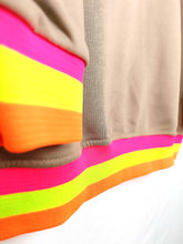 Lade das Bild in den Galerie-Viewer, MISS GOODLIFE V-NECK HAPPY DAY HAPPY WEEKEND SAND/NEONPINK