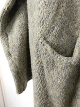 Lade das Bild in den Galerie-Viewer, STRICK JACKE ZWILLINGSHERZ "LOVE & PEACE" KHAKI
