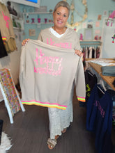 Lade das Bild in den Galerie-Viewer, MISS GOODLIFE V-NECK HAPPY DAY HAPPY WEEKEND SAND/NEONPINK