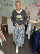 Lade das Bild in den Galerie-Viewer, MISS GOODLIFE V-NECK NAMASTÉ - ANTHRACITE/NEONYELLOW